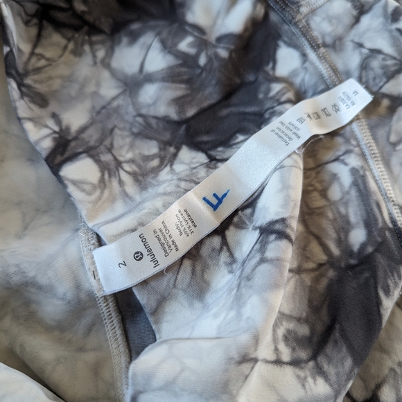 Lululemon black and white marble pattern leggings size 2 - Picture 4 of 4